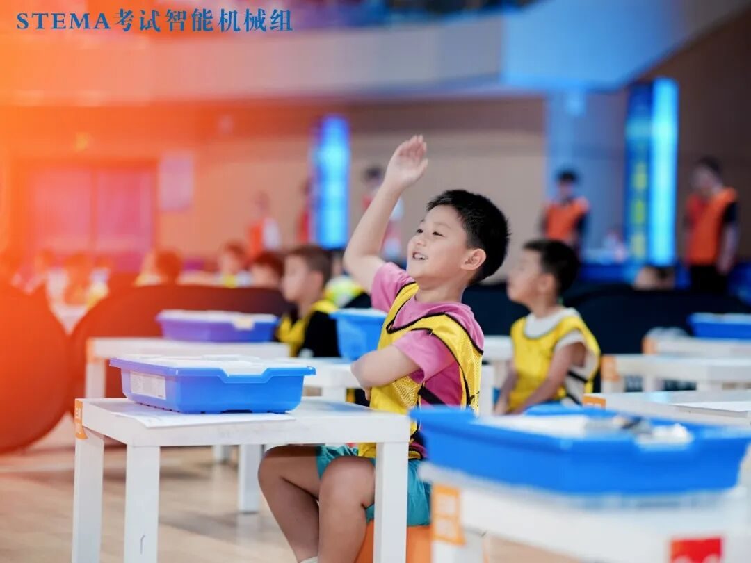 赛场上，孩子面对的是一个必须亲手尝试的真实场景