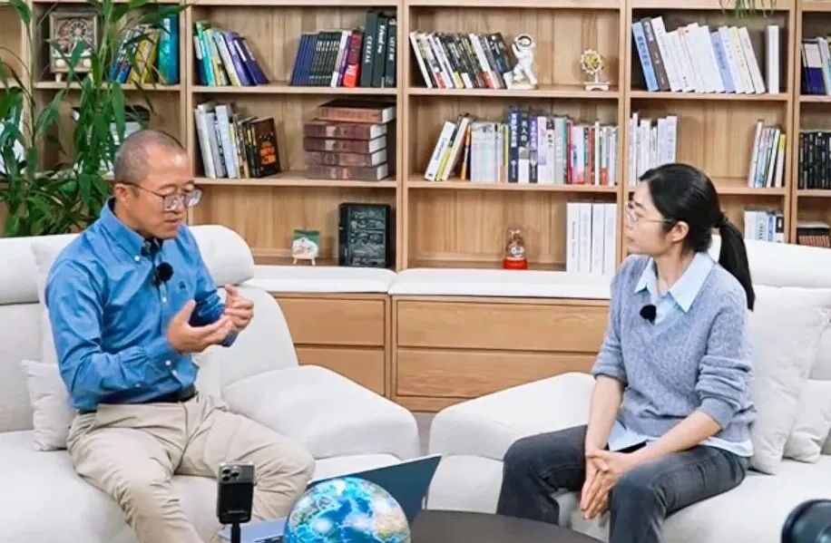 团副与刘美琴老师在直播现场对谈