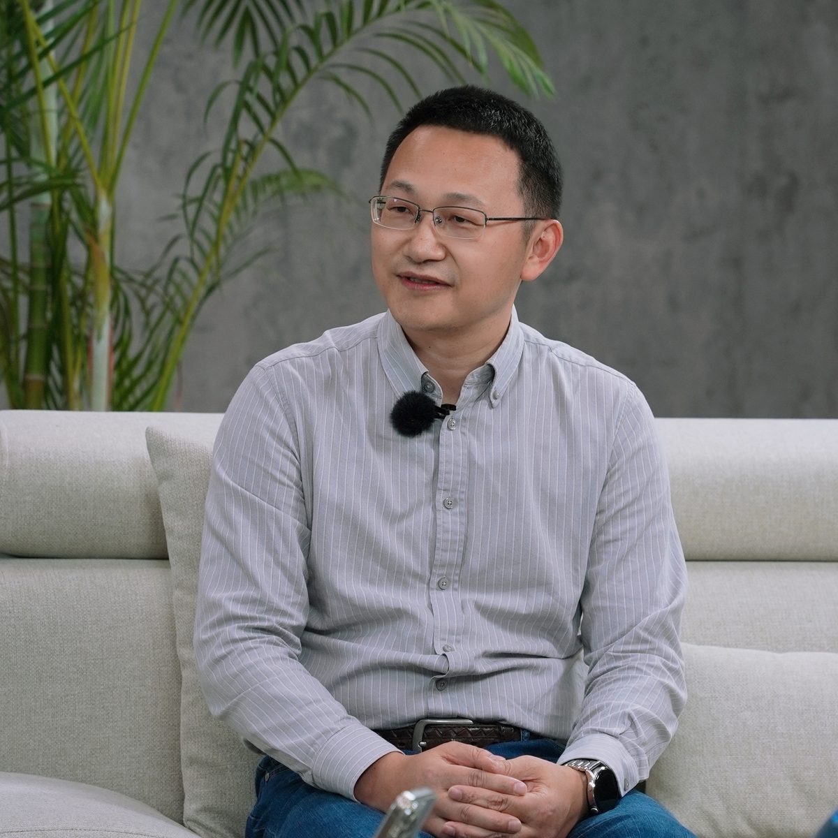 团副与王江友在直播现场