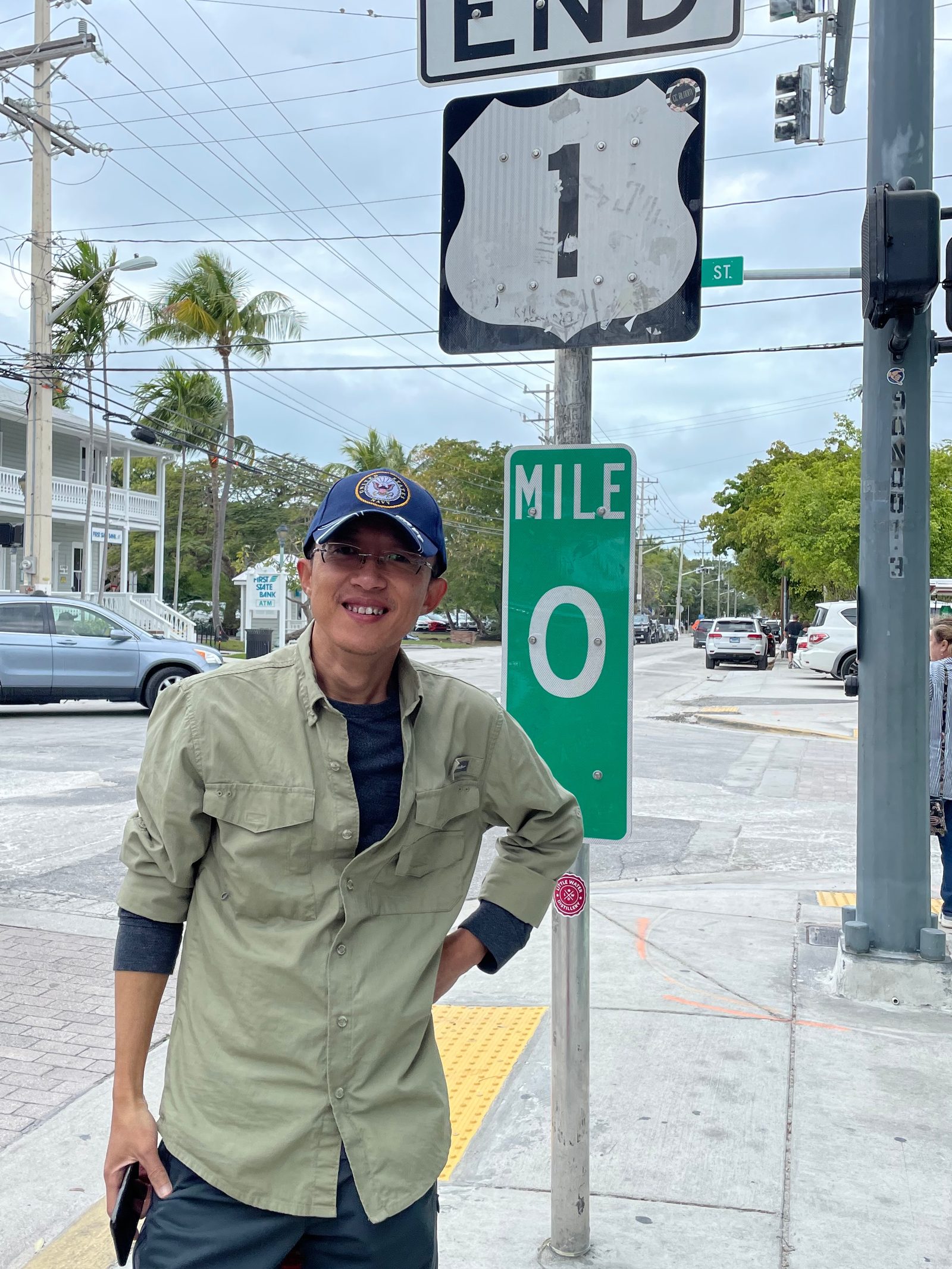 团副走到 US 1 一号路尽头 Key West，Mile 0 路牌下