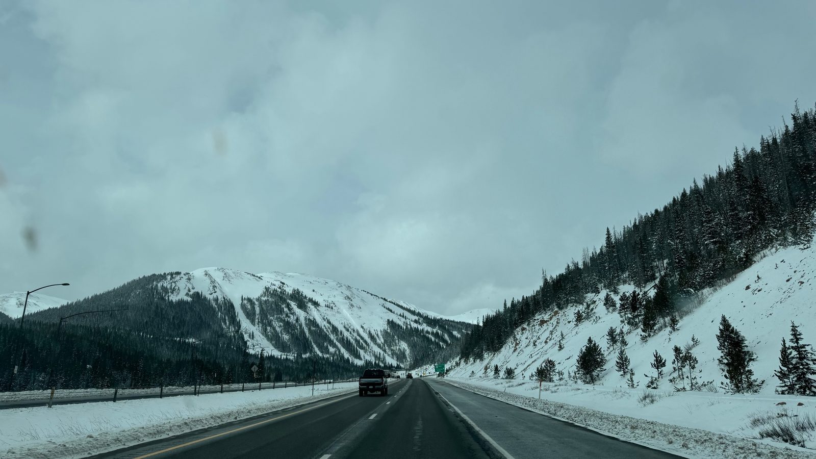 山下艳阳高照，开至垭口处已是白雪皑皑
